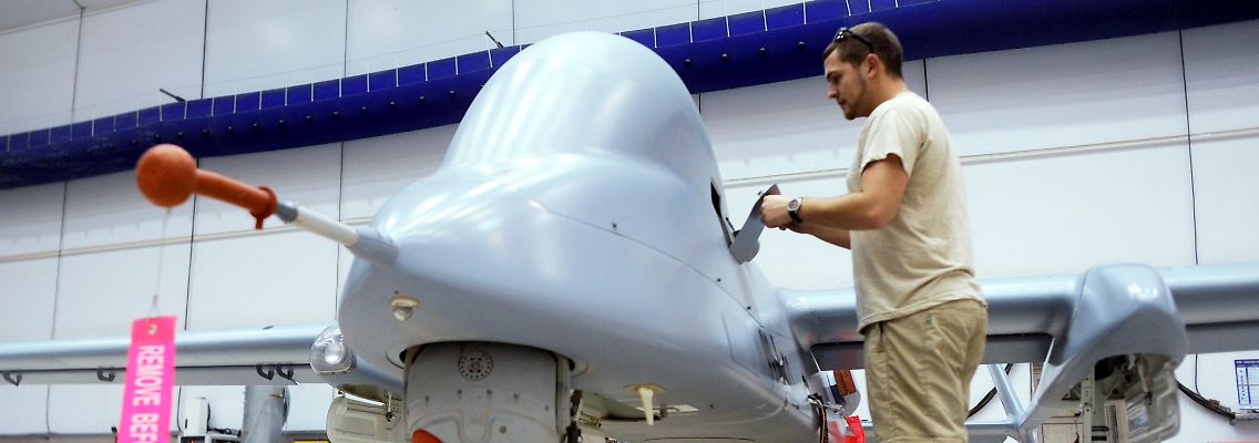 Ein Bundeswehrtechniker arbeitet auf dem Flugplatz in Masar-I-Scharif an einer Aufklärungsdrohne vom Typ Heron 1.