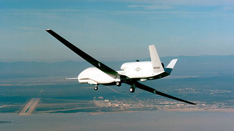Eine Drohne vom Typ "Global Hawk" fliegt über der Wüste von Kalifornien 