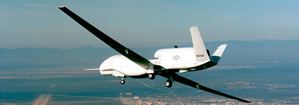 Eine Drohne vom Typ "Global Hawk" fliegt über der Wüste von Kalifornien