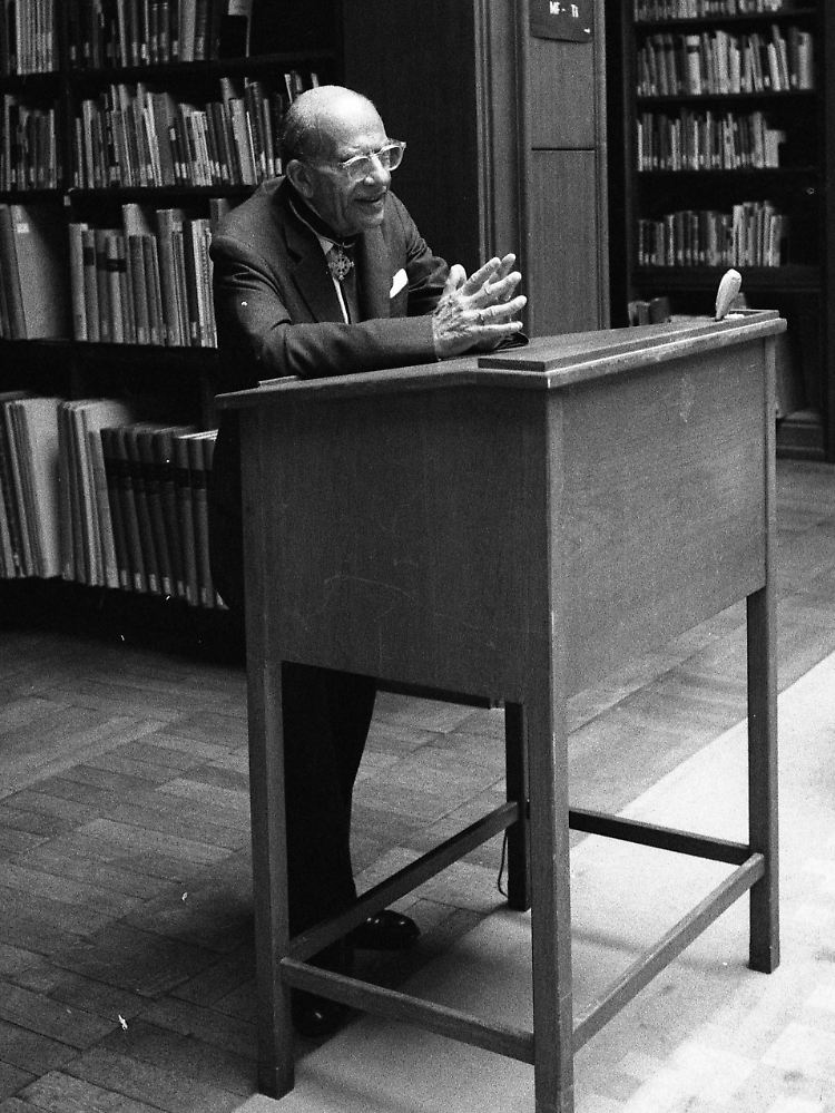 Erwin Panofsky während seiner Dankesrede anlässlich der Verleihung des Ordens "Pour le Mérite" 1967 in München.