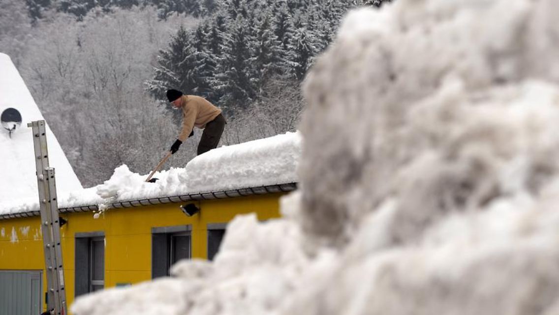 Vorsichtshalber das Dach vom Schnee befreien - denn bei möglichen Schäden muss der Eigentümer haften.