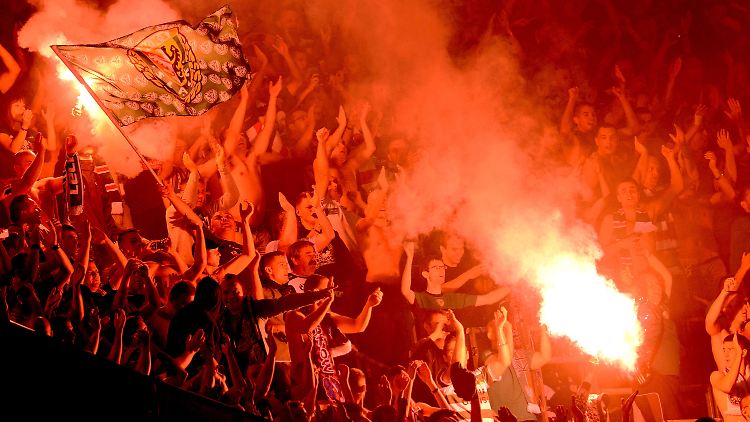 Pyro-Technik im Stadion ist verboten: Breslauer Fans in Hannover.