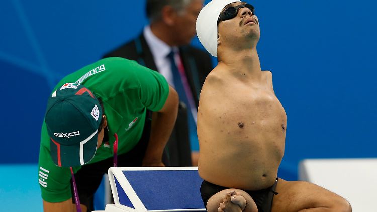 Christopher Tronco aus Mexiko bereitet sich auf die 50m Brustschwimmen vor.