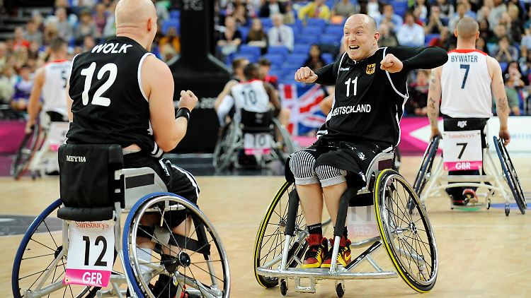 Dirk Passiwan (r) feiert mit seinem Teamkollegen Sebastian Wolk den Sieg über die britischen Sportler.