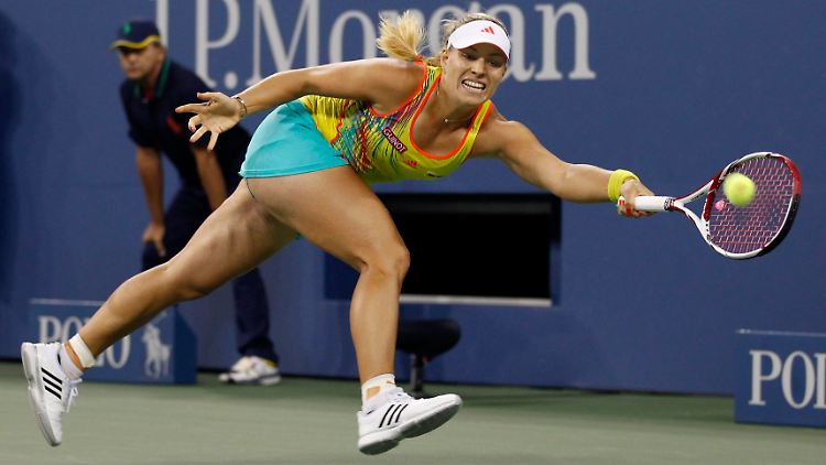 Obwohl die Zuschauer zu ihrer Gegnerin halten, kann sich Angelique Kerber den Sieg erkämpfen.