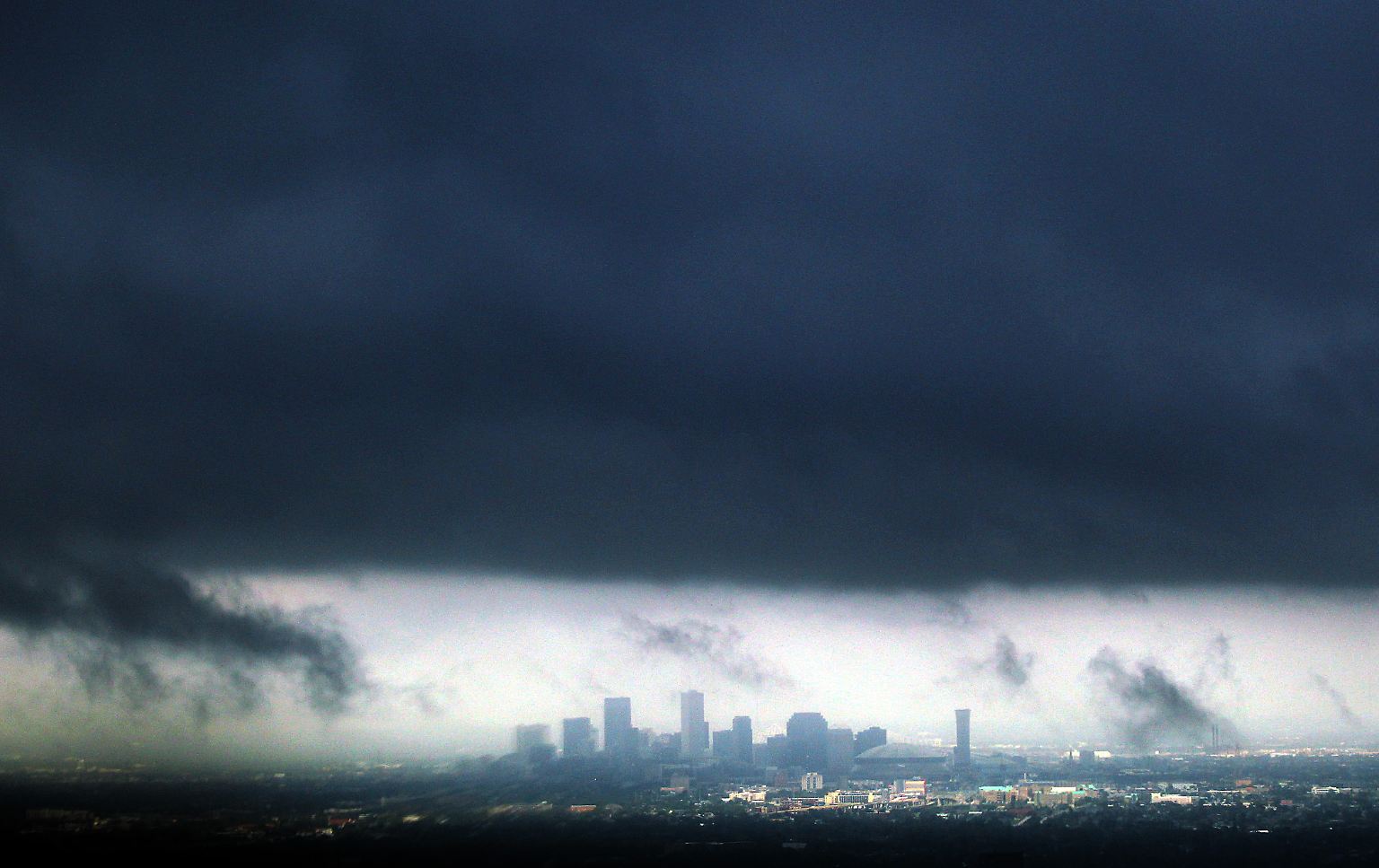 Dunkle Wolken über New Orleans, letzte Spuren des Hurrikans: Die Stadt hat "Isaac" relativ unbeschadet überstanden.
