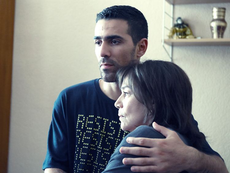 In einer Szene des Films "Zeiten ändern dich" tröstet Bushido seine Mutter (Hannelore Elsner).