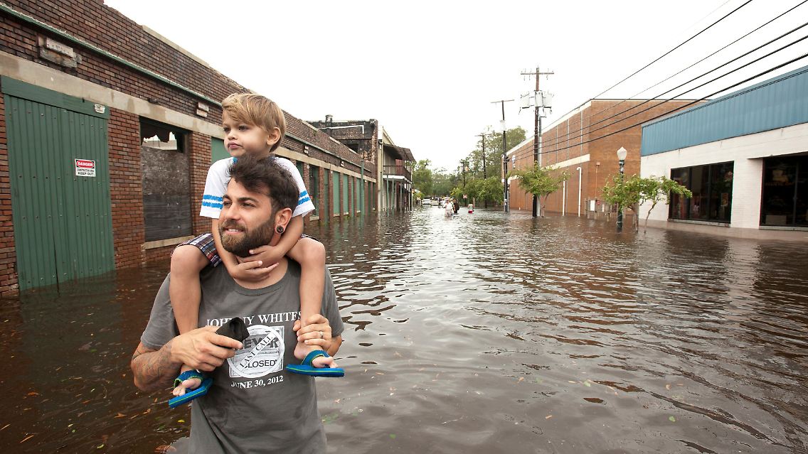 2012-08-30T191439Z_01_EAB340_RTRMDNP_3_STORM-ISAAC.JPG3125439603390667679.jpg