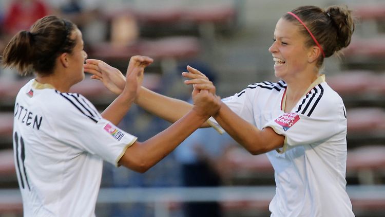 Darauf ein Tänzchen: Melanie Leupolt und Lena Lotzen stehen mit der deutschen U-20-Auswahl im Halbfinale der WM.