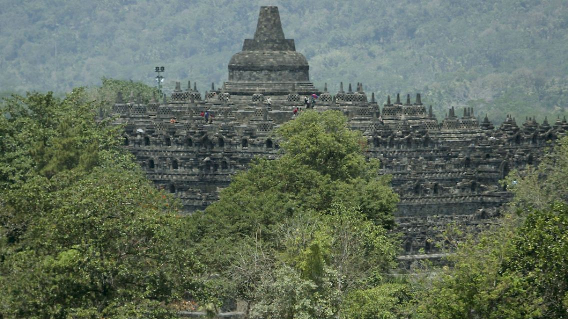 Borobudur steht auf der indonesischen Insel Java und gilt mit seiner Grundfläche von 123 mal 117 Metern und einer Höhe von 34 Metern als der größte buddhistische Tempel der Welt.