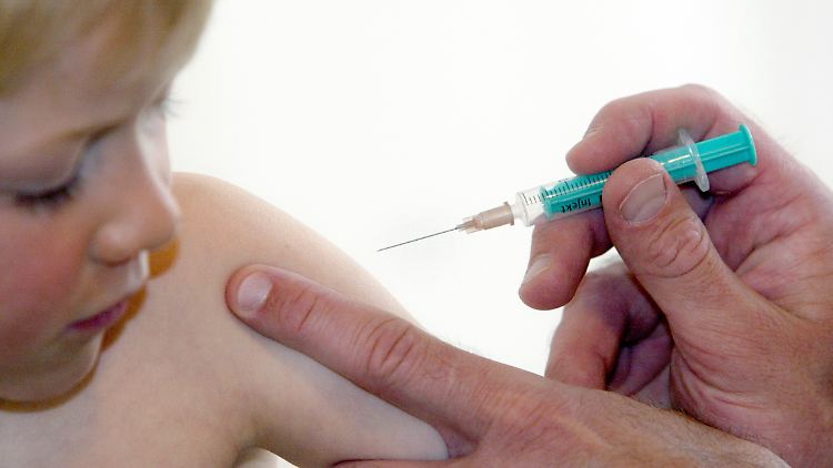 Gegen Masern muss zweimal geimpft werden. Eine Beteiligung von jeweils 95 Prozent an beiden Impfungen ist nötig, damit die Krankheit ausgerottet werden kann.