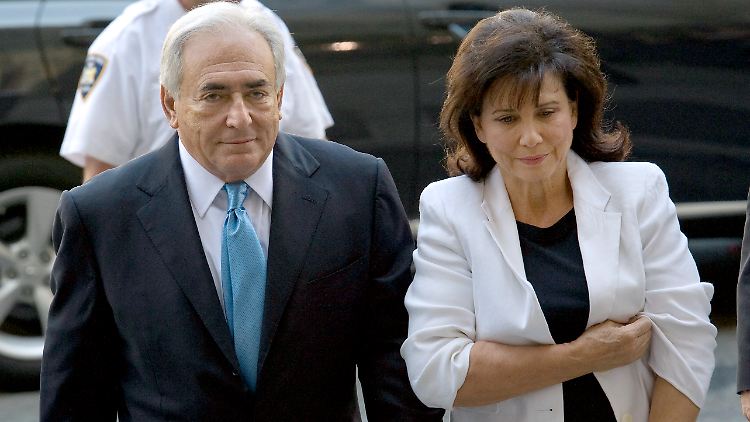 Auf dem Weg zu Gericht stützt Anne Sinclair ihren Mann. Seit 20 Jahren sind die beiden verheiratet.