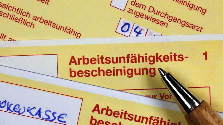Selbstständige müssen die Arbeitsunfähigkeitsbescheinigung des behandelnden Arztes bei ihrer Krankenkasse einreichen.