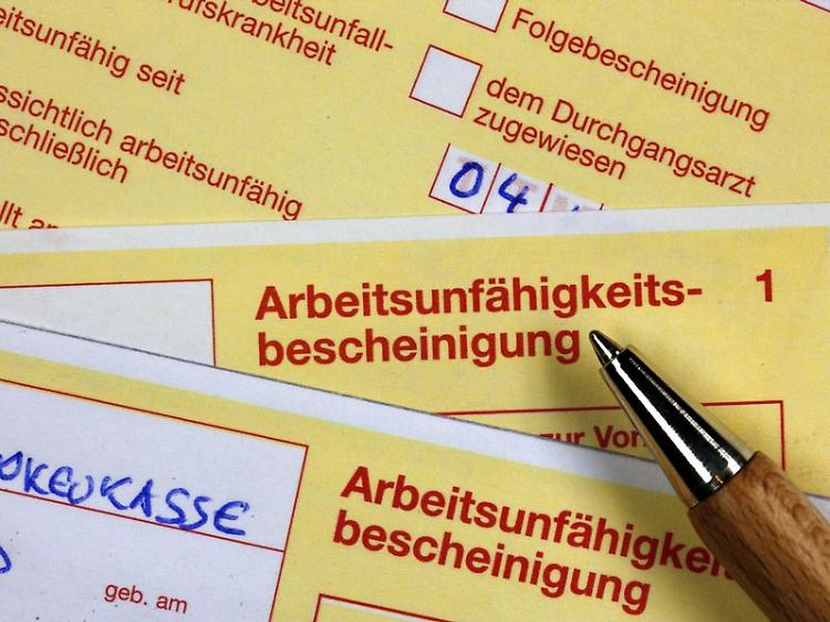 Erkrankte Arbeitnehmer haben zunächst laut Entgeltfortzahlungsgesetz sechs Wochen Anspruch auf Lohnfortzahlung.