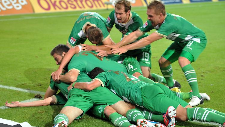 Fürth feiert den Siegtreffer.