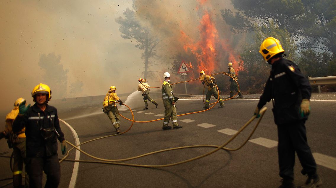 2012-08-31T140704Z_01_JN2278_RTRMDNP_3_SPAIN-FIRE.JPG3438801052101343456.jpg