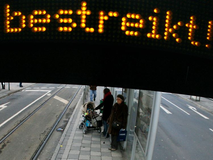 Viele Menschen warteten vergeblich auf den Nahverkehr.