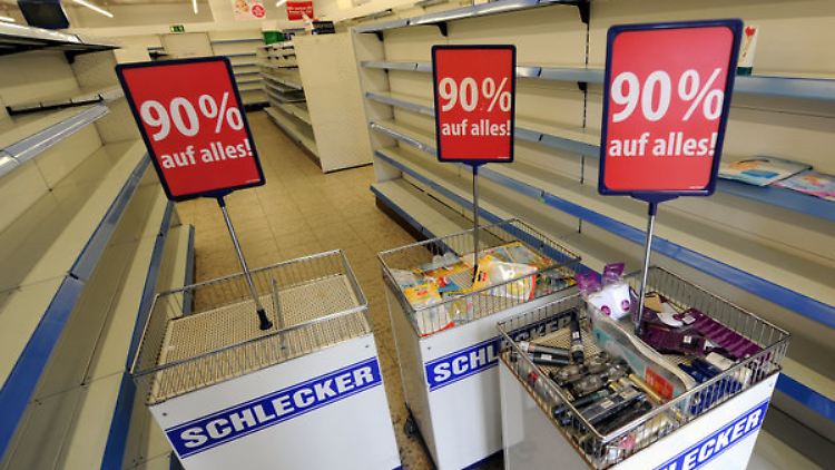 Leere Regale in einer alten Schlecker-Filiale. Viel ist hier nicht zu holen. Alle Gläubiger zusammen fordern aber gut eine Milliarde Euro aus der Insolvenzmasse.