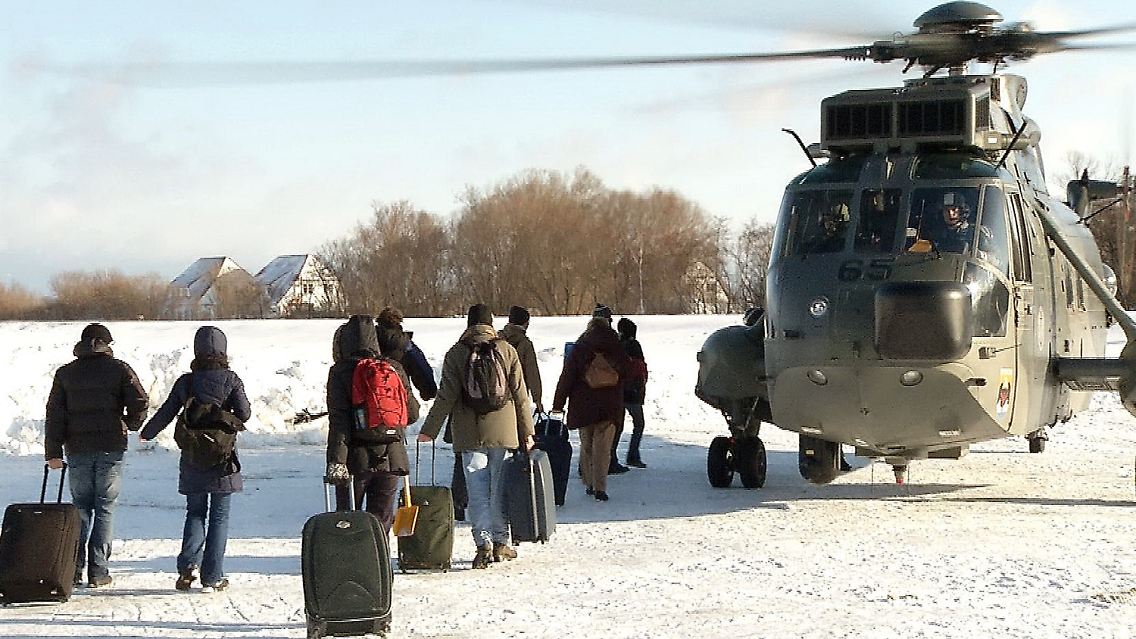 Militärhubschrauber holten die letzten gestrandeten Urlauber in Hiddensee ab.