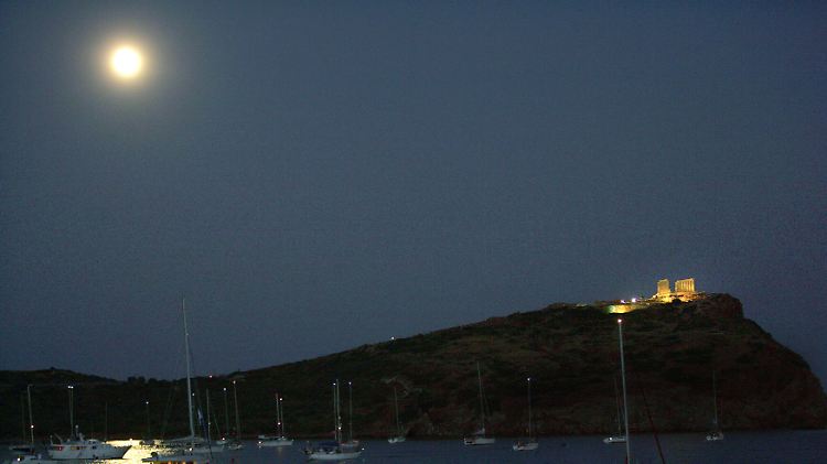 Zehntausende verfolgen das Naturspektakel des Blauen Mondes von Athen oder den Inseln der Ägäis aus.