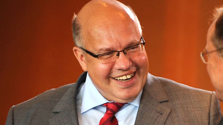 Peter Altmaier will mehr Mitarbeiter, um die Energeiwende umzusetzen.