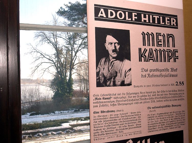 Die Reproduktion eines Plakates das für "Adolf Hitler, Mein Kampf" wirbt.
