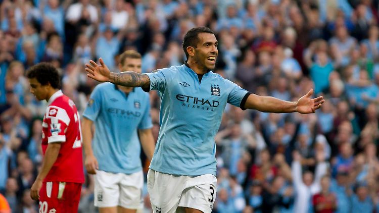Kommt in meine Arme: Carlos Tévez erzielt ein Tor und bereitet zwei weitere vor.