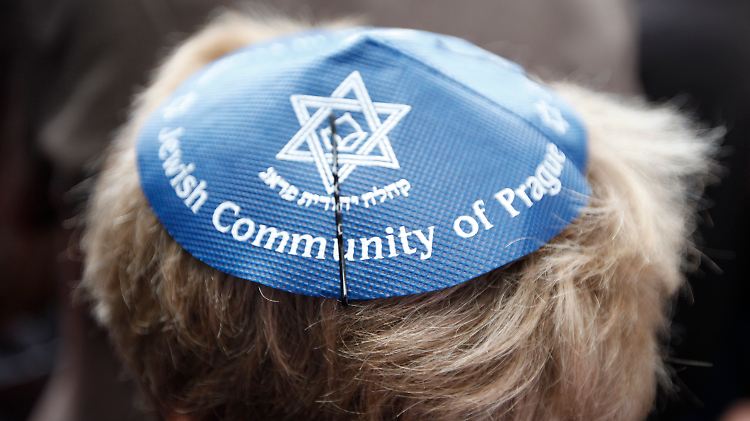 Auf der Kundgebung tragen viele Teilnehmer die traditionelle jüdischen Kopfbedeckung Kippa.