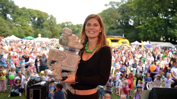 Sarah Wiener nimmt in Bremen den "Kinder-Oskar" entgegen.