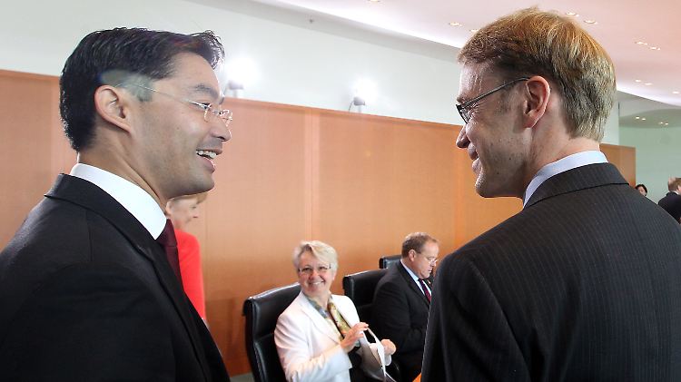 Weidmann (r.) auf einsamem Posten: Außer ihm hat sich kein führender Geldpolitiker in Europa gegen die Pläne von EZB-Chef Draghi gestellt. 