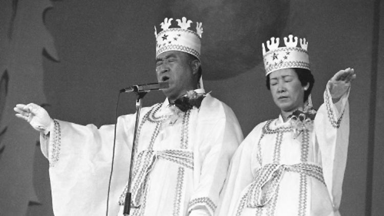 Mun und seine Frau bei einer Massenhochzeit von 1982.