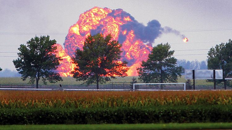 Feuerball über Iowa: Entsetzt müssen die Zuschauer mit ansehen, wie die Maschine abstürzt und explodiert.