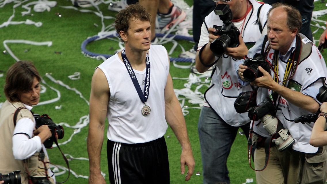 Auf ein Neues: Im September beginnt die Qualifikation für die Europameisterschaft 2012. Das Finale der EM 2008 verlor Deutschland gegen Spanien. Silbermedaillengewinner Jens Lehmann wird beim nächsten Versuch wohl nicht dabei sein.