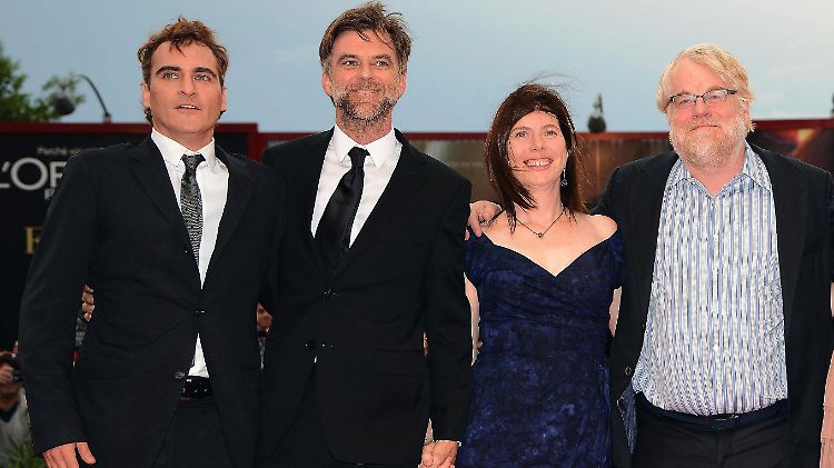 Schauspieler Joaquin Phoenix, Regisseur Paul Thomas Anderson, Produzentin Joanne Seller und Schauspieler Philip Seymour Hoffman (v.l.n.r.) bei der Premiere von "The Master".