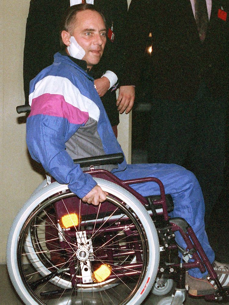 Schäuble sechs Wochen nach dem Attentat in der Rehabilitationsklinik Langensteinbach bei Karlsruhe.