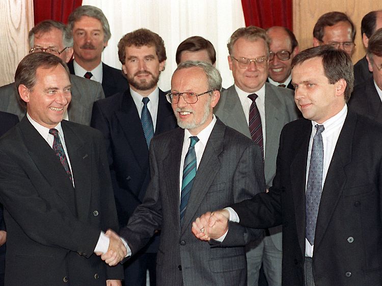 Schäuble, DDR-Ministerpräsident Lothar de Maiziere und DDR-Staatssekretär Günther Krause nach der Unterzeichnung des Staatsvertrages am 31. August 1990.