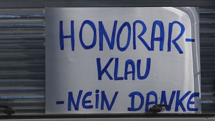 "Honorarklau - nein danke" steht vor der Kassenärztlichen Bundesvereinigung in Berlin im Fenster eines Wohnmobils.