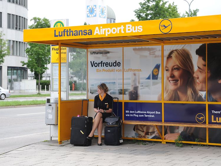 In München wartet eine Flugbegleiterin auf den Airport-Bus ihres Arbeitgebers (Archivbild).