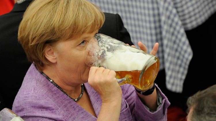 Eine Frau, ein Zelt, ein Bier: Kanzlerin Merkel auf dem Gillamoos-Jahrmarkt im bayerischen Abensberg.