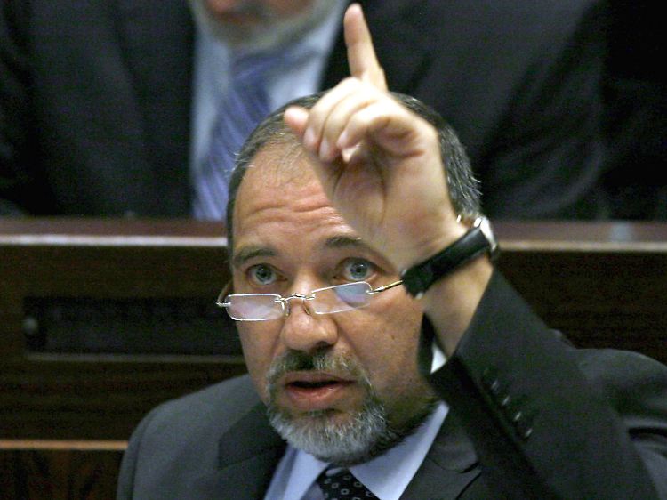 Israels Außenminister Lieberman attackiert Assad persönlich und wird dafür scharf kritisiert.