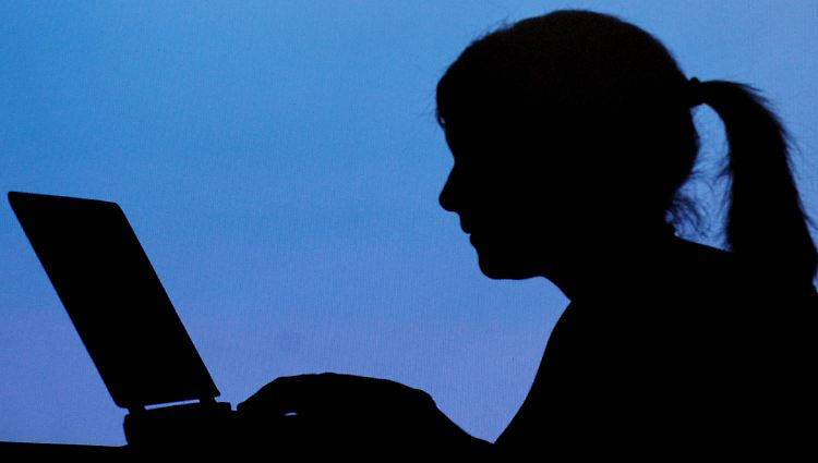 Mehr als jeder zehnte Schüler wird Opfer von Cyber-Mobbing, sagt der Psychologe Scheithauer. Andere Studien geben noch wesentlich höhere Zahlen an.
