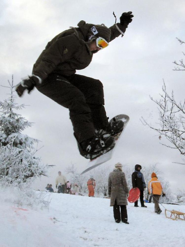 So macht es richtig Spaß: Die Bedingungen zum Snowboarden sind wie hier im Taunus vielerorts gut.
