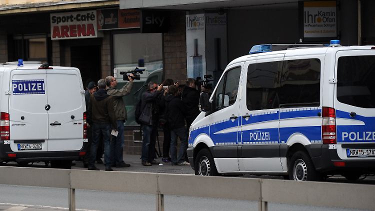 Polizeibeamte sperren Mitte Juni die Zufahrt zur "Millatu Ibrahim Moschee" in Solingen. Das Gebäude wurde von der Polizei durchsucht.