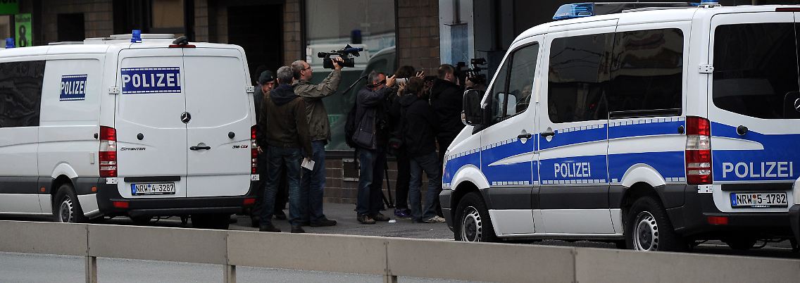 Polizeibeamte sperren Mitte Juni die Zufahrt zur "Millatu Ibrahim Moschee" in Solingen. Das Gebäude wurde von der Polizei durchsucht.
