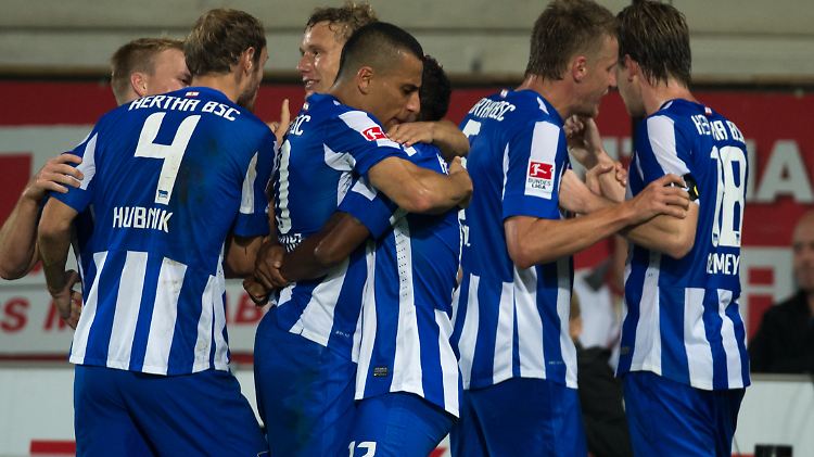 Herthas Spieler jubeln nach dem 1:2 durch Ronny de Araujo.