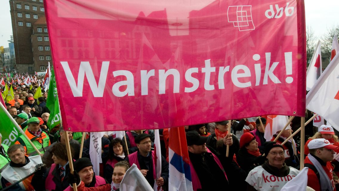 Demonstranten auf dem Friedensplatz in Dortmund.
