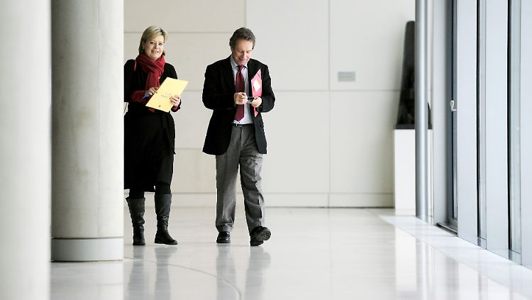 Lötzsch und Ernst, die neue Doppelspitze der Linken, haben einige Radikale in ihren Reihen.