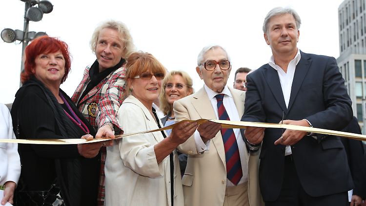 "Boulevard der Stars": Die Produzentin Regina Ziegler, Entertainer Thomas Gottschalk, Schauspielerin Hannelore Hoger, Sir Kenneth Adam und der Regierende Bürgermeister Klaus Wowereit (l-r) durchschneiden am Potsdamer Platz in Berlin das goldene Band.