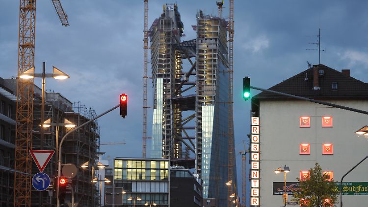 Der Neubau der Europäischen Zentralbank ragt im Frankfurter Osten in den Himmel: Wohin steuert die EZB?