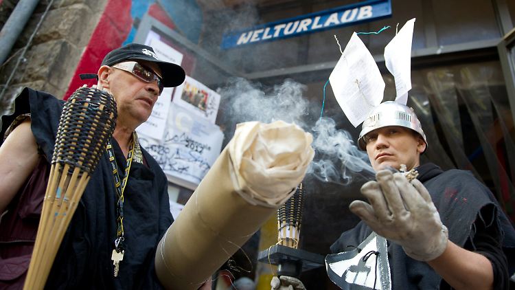 Friedlich, aber unter Protest: Männer demonstrieren vor dem Kunsthaus Tacheles gegen die Räumung.